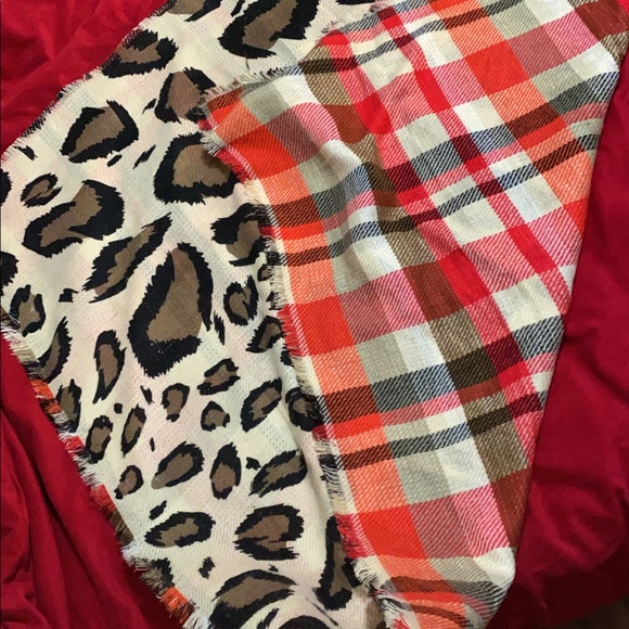 Vince Camuto Reversible scarf wrap - Picture 2 of 5